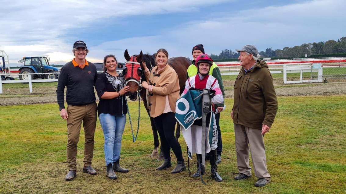 Take The Deel wins Dunstan Waimate Cup